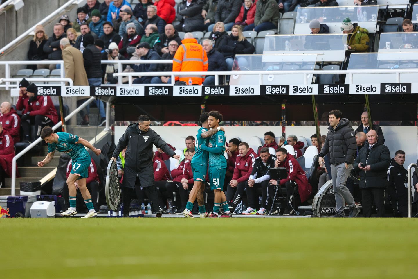 Remy Rees-Dottin coming on for Justin Kluivert at St James' Park in the Premier League (Photo credit: AFCBTV)