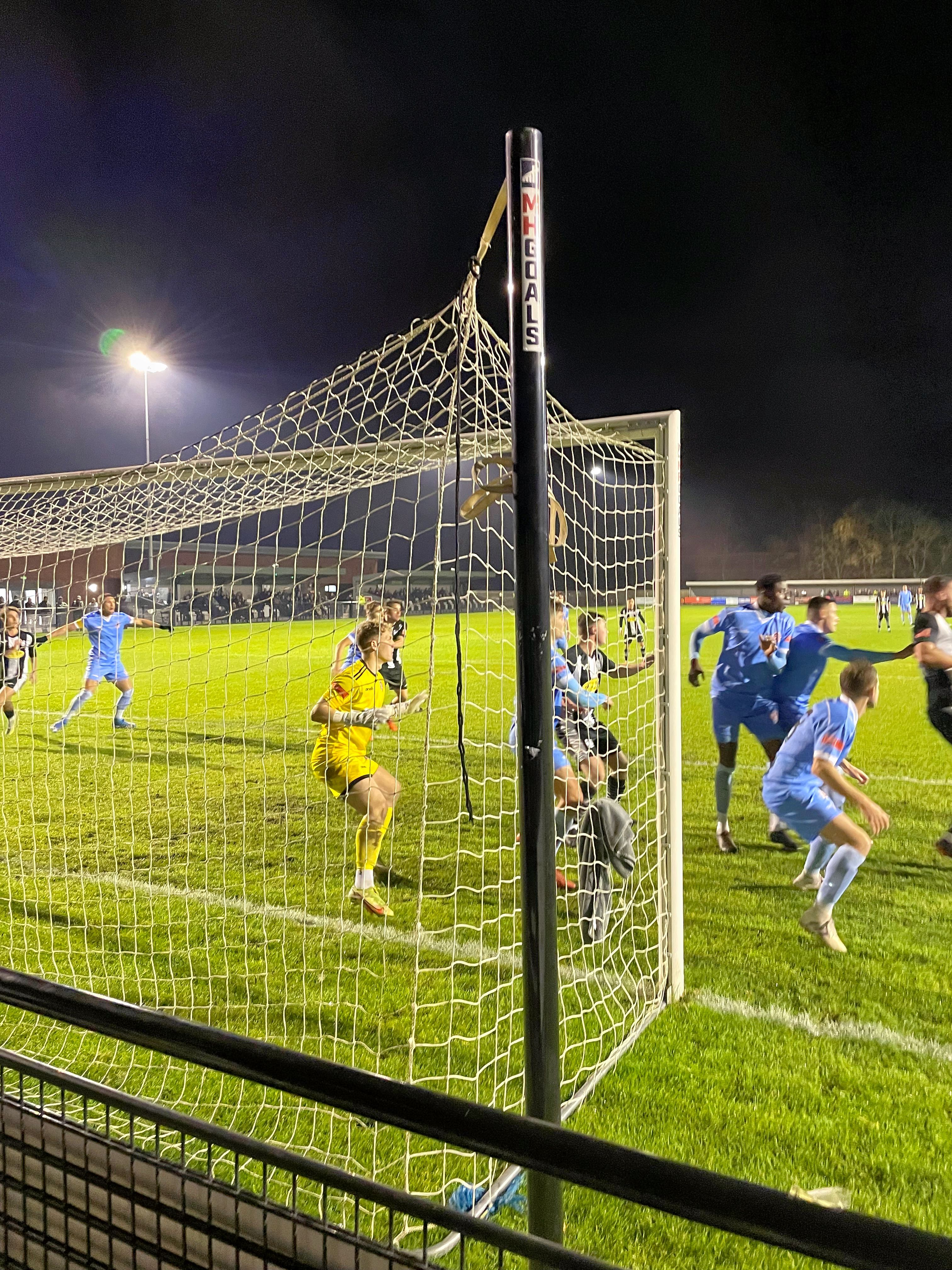 The Magpies attack a corner against Poole | Photo by Jimmy Bowie